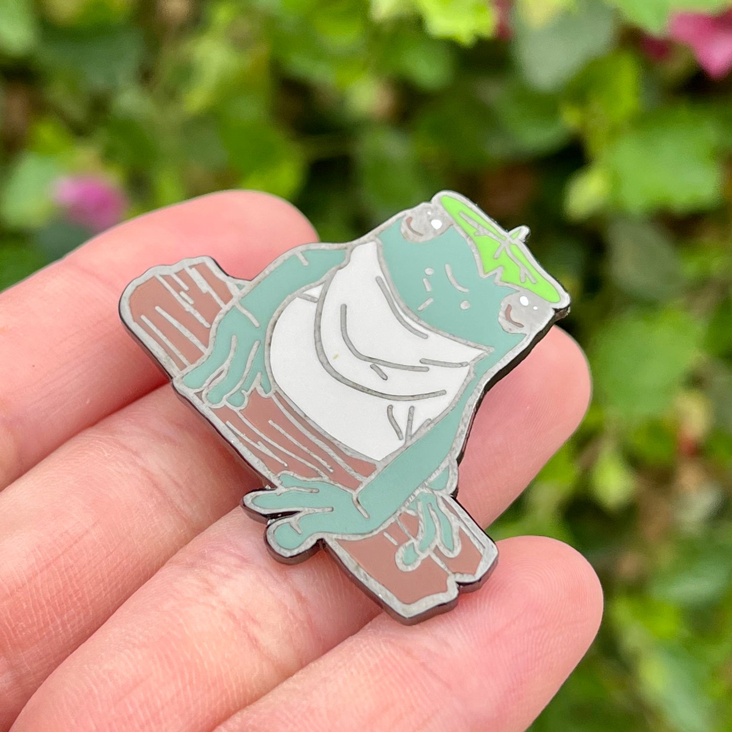 Cute Enamel White's Tree Frog with Leaf Hat Pin