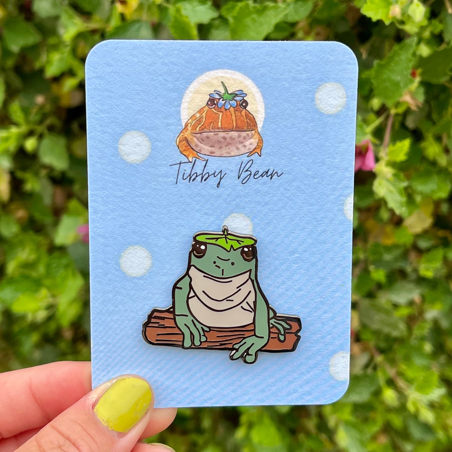 Cute Enamel White's Tree Frog with Leaf Hat Pin