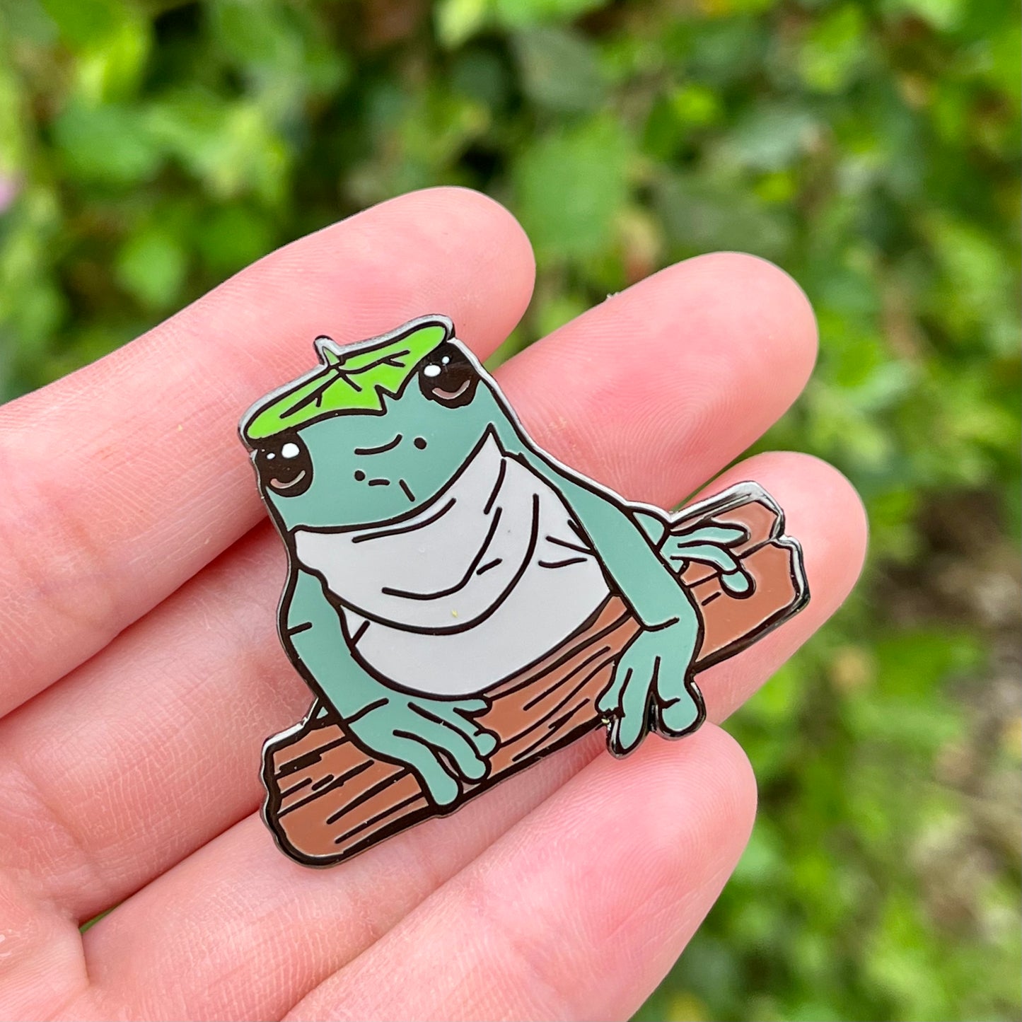 White's tree frog with leaf hat enamel pin