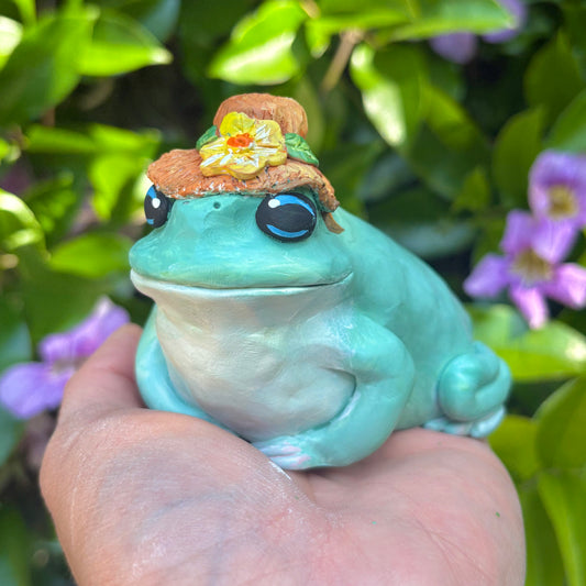 Handmade straw hat tree frog figurine